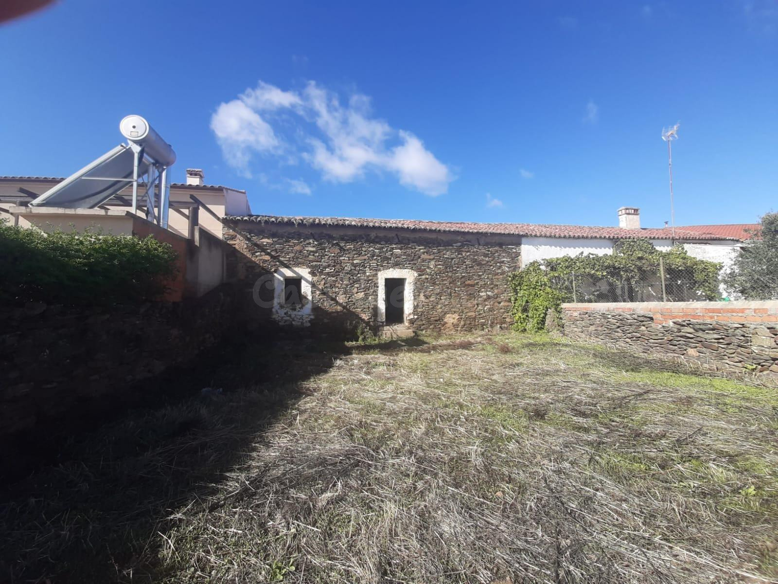 Casa para reformar en una parcela de 500 metro en Herreruela.