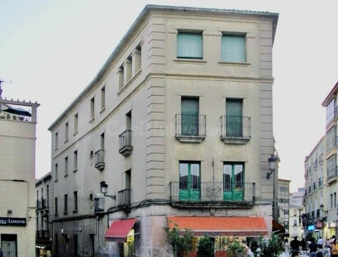 ¡GRAN OPORTUNIDAD DE INVERSIÓN! VENTA DE EDIFICIO COMERCIAL EN CÁCERES