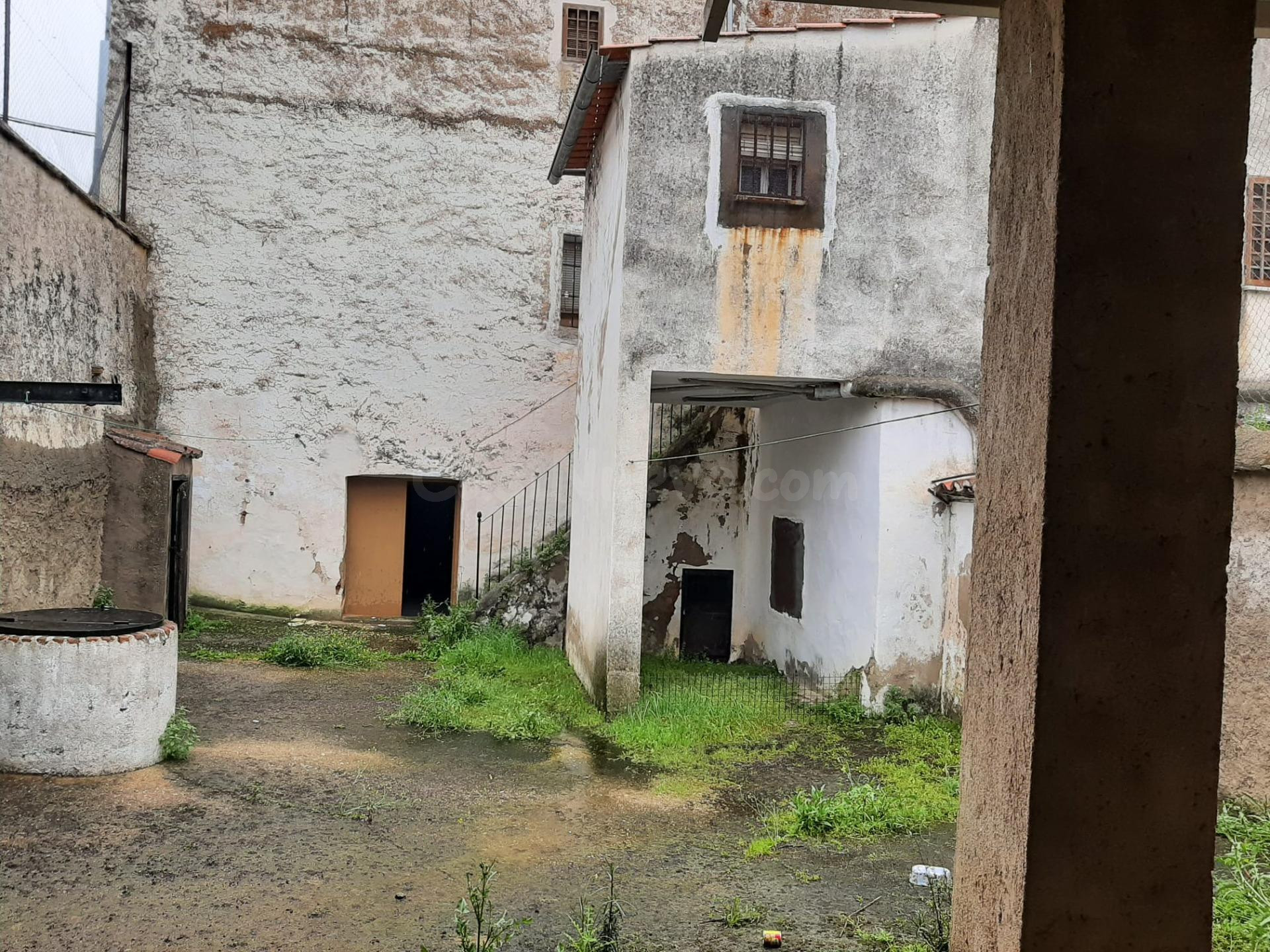 Gran casa con patío de 150 metros en Aliseda
