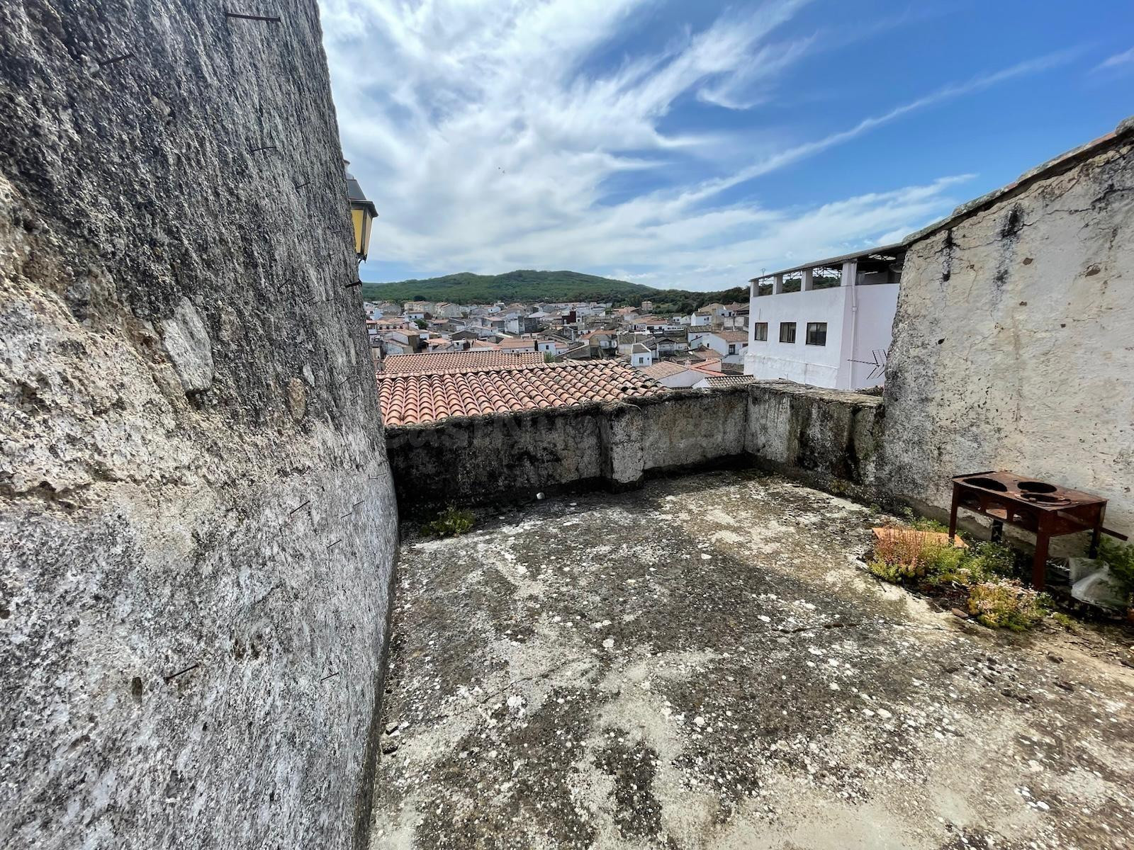 CASA CON TERRAZA EN MONTÁNCHEZ