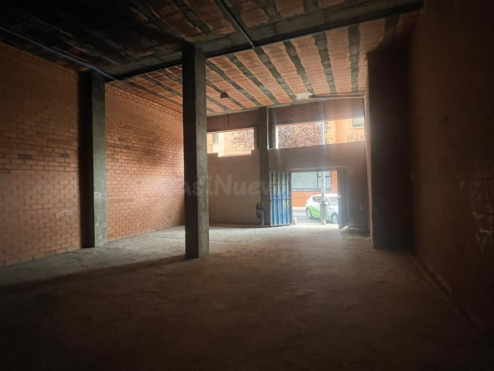 Local comercial en bruto de 176 m2 con salida de humos