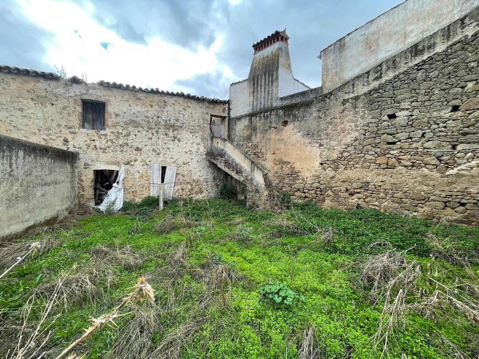 CASA PARA REFORMAR CON GRAN PATIO EN ARROYO DE LA LUZ