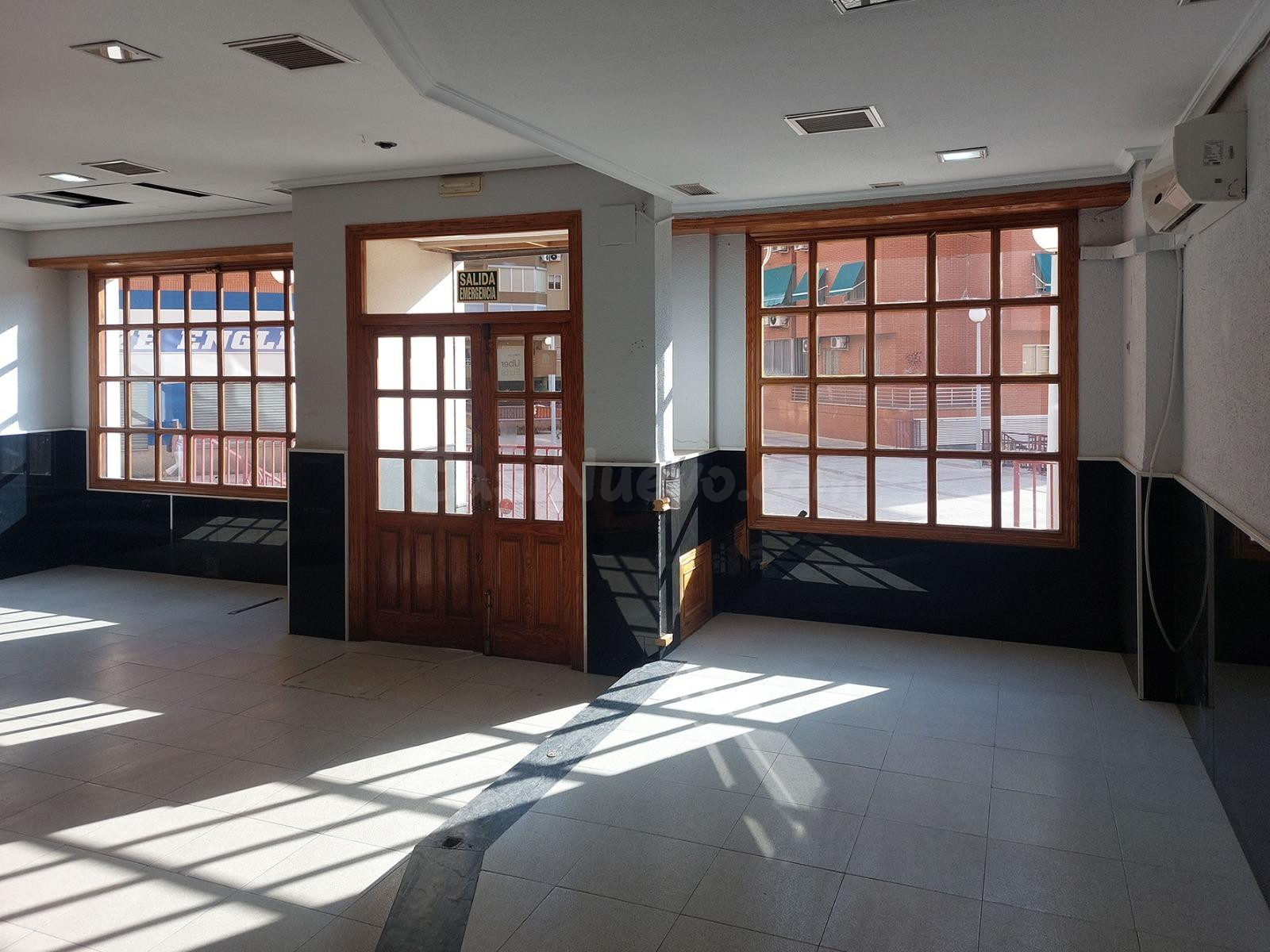 Local Comercial en Venta: Bar-Cafetería con Salida de Humo