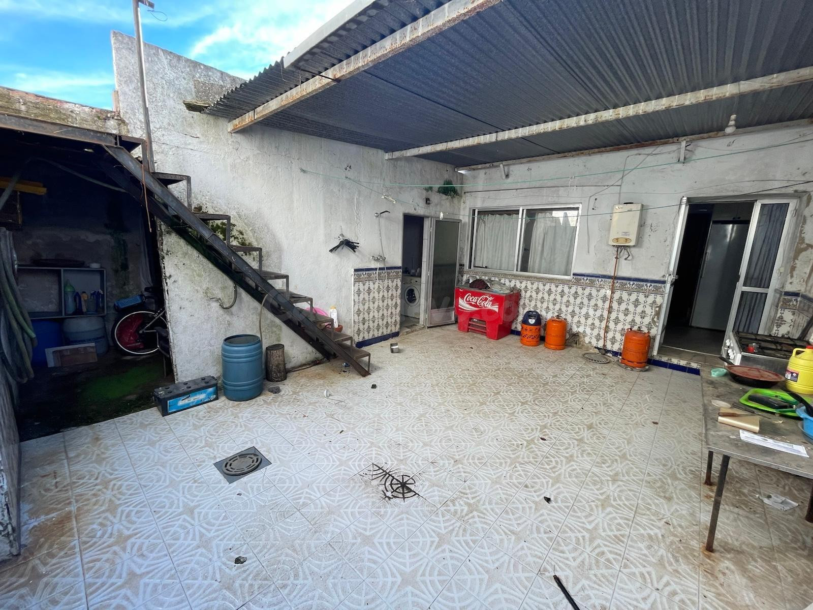 CASA ADOSADA EN VALDESALOR CON PATIO DE 30 METROS