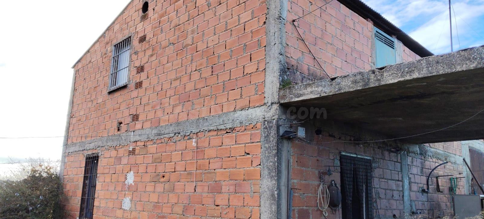 Finca de casi dos hectáreas con casa en Casar de Cáceres