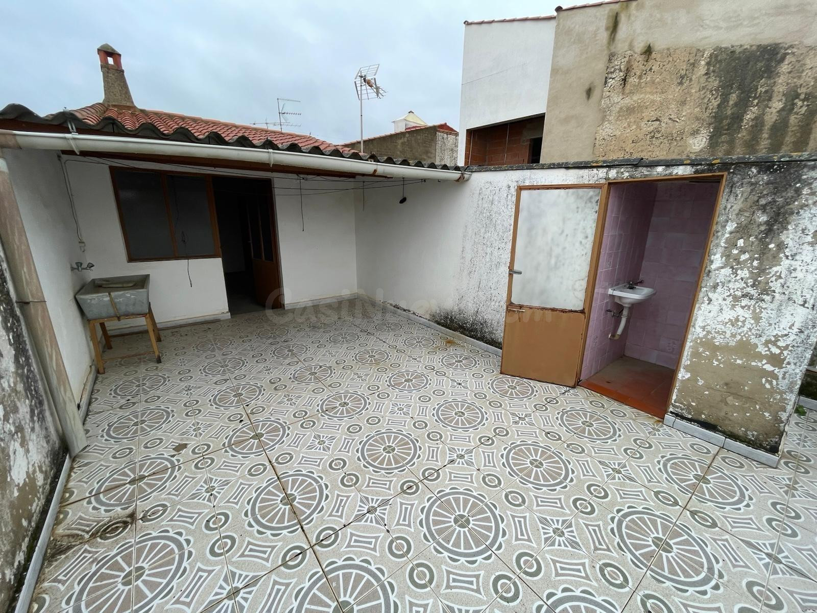 CASA INDEPENDIENTE CON AMPLIA COCHERA Y TERRAZA EN EL CENTRO DE ARROYO DE LA LUZ