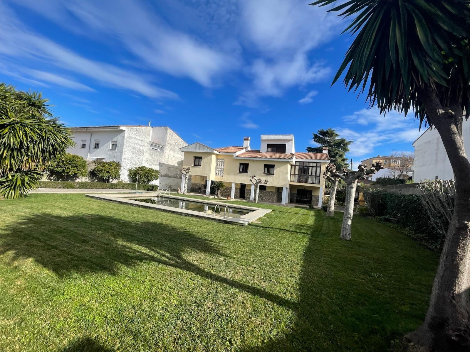 CHALET CON 1350 METROS DE PARCELA EN TRUJILLO