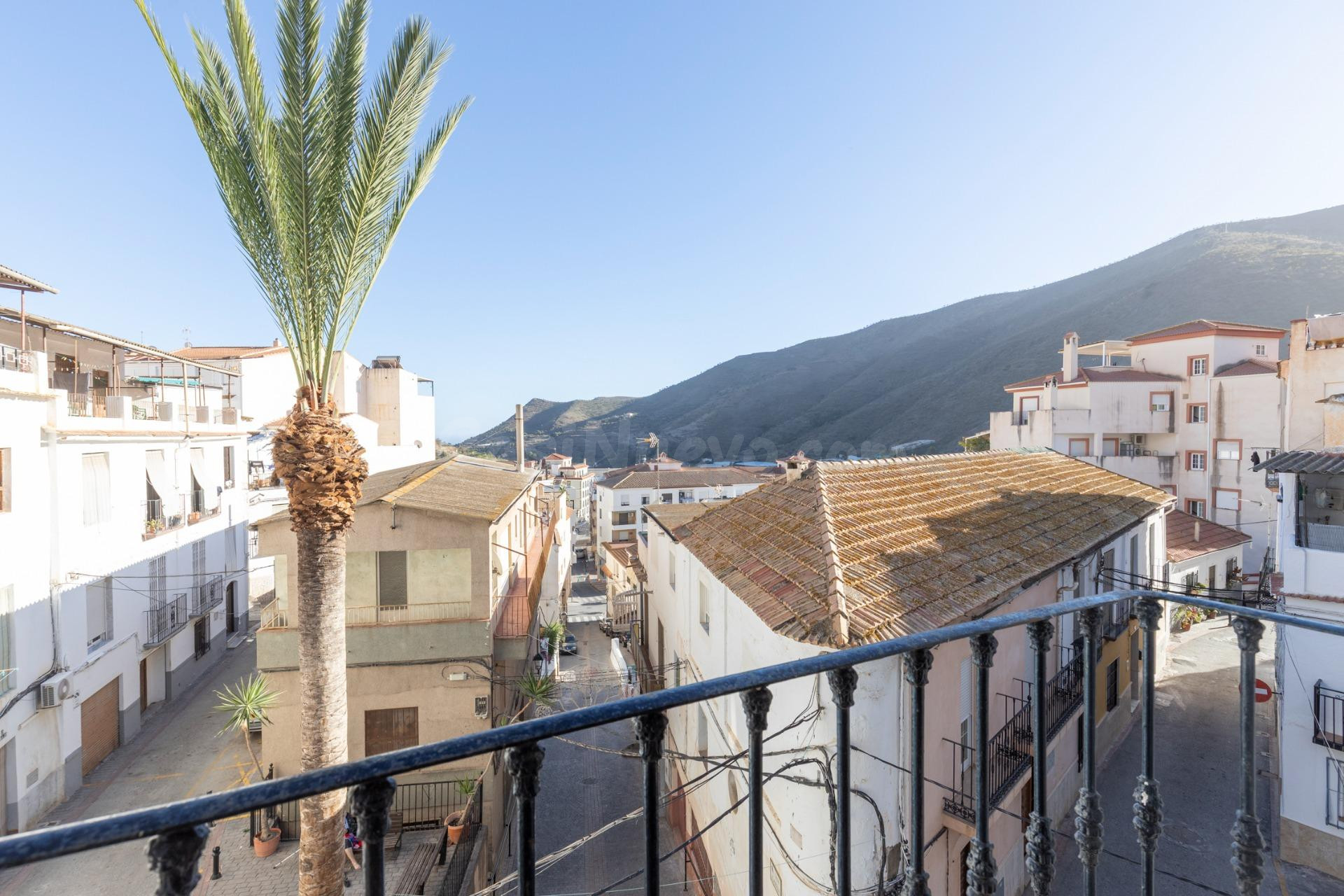 Casa de dos plantas en Albuñol con amplia terraza y vistas despejadas