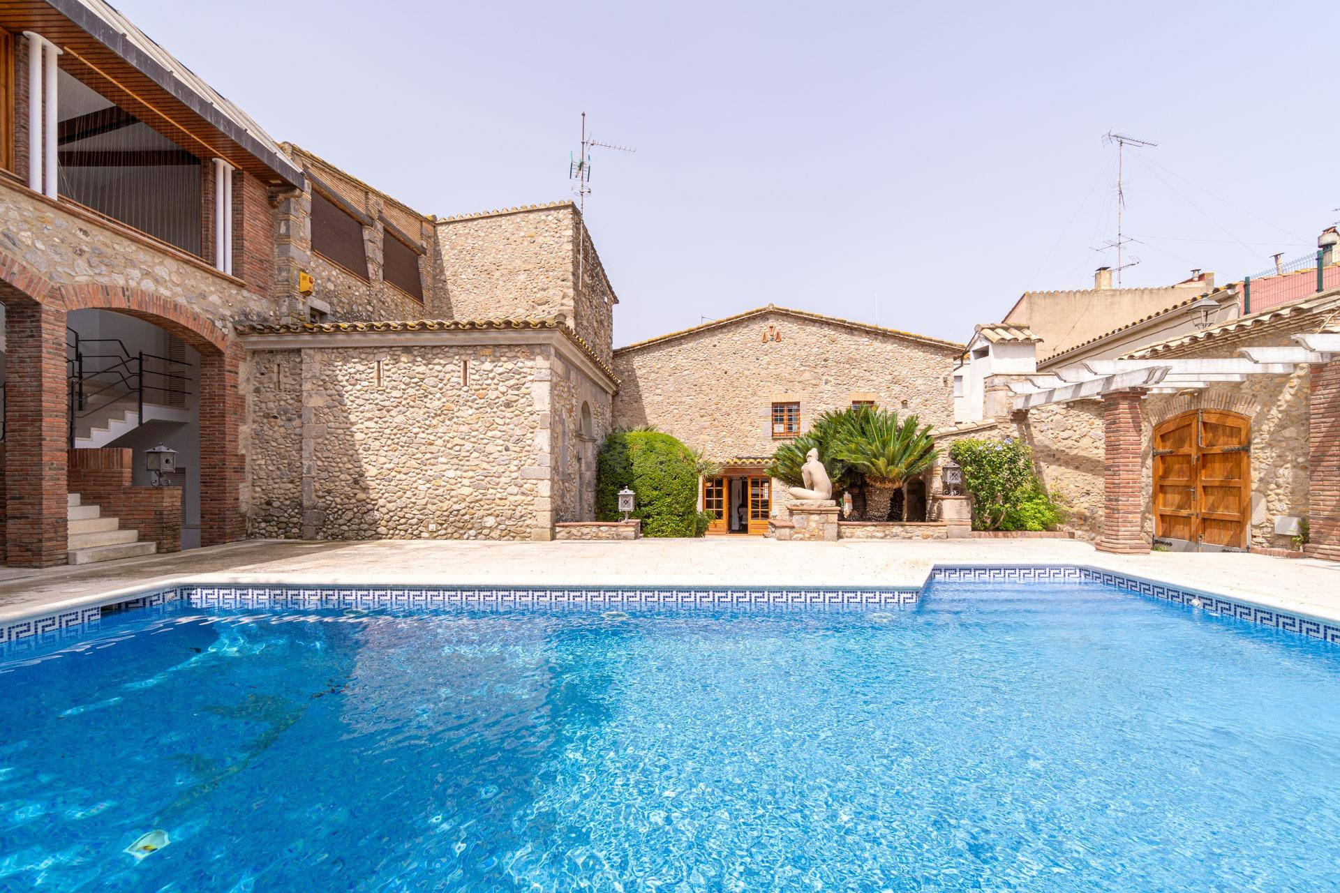 Tres increibles casas unidas por agradables patios y jardines en Sant Pere Pescador, Alto Ampurdán.