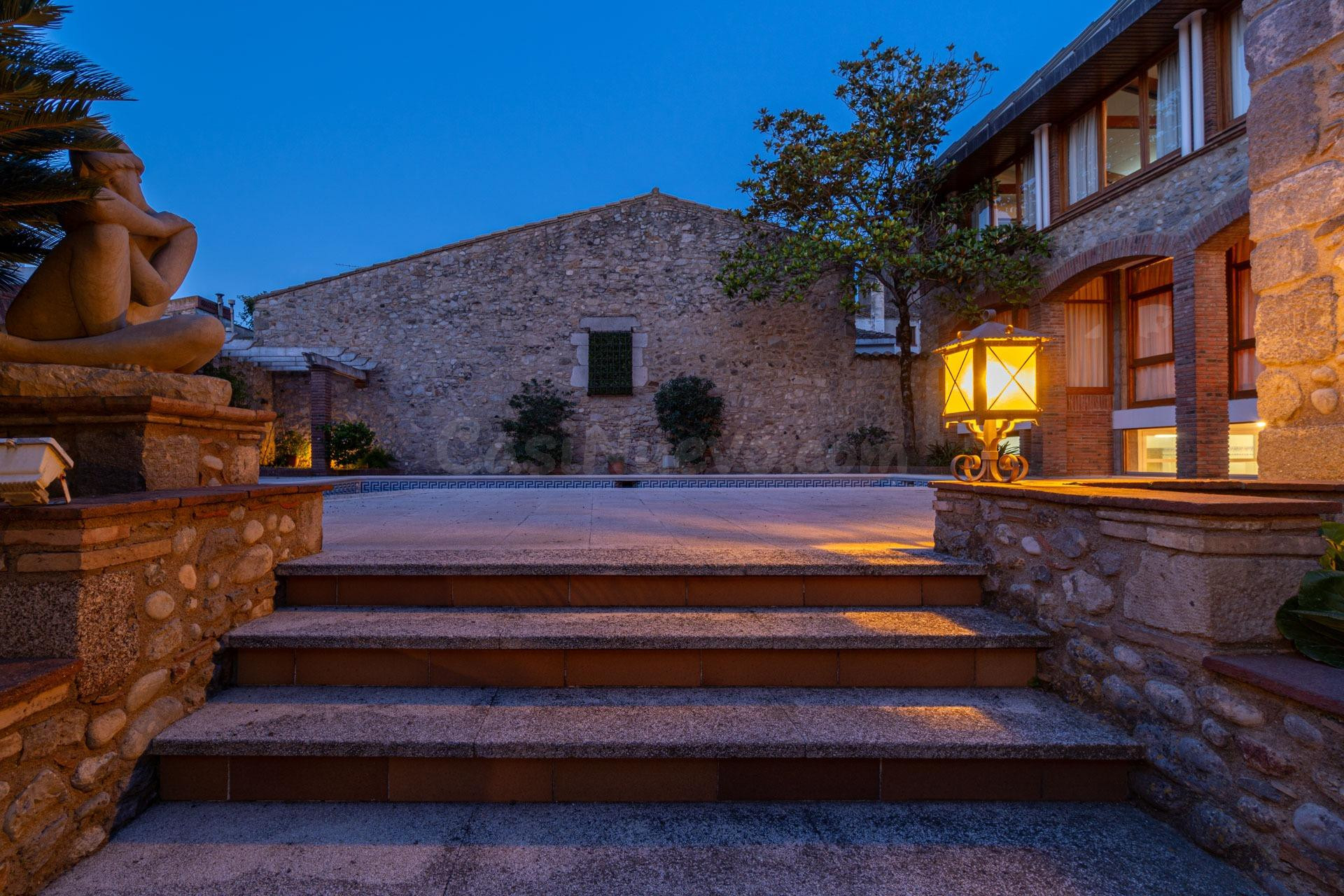 Tres increibles casas unidas por agradables patios y jardine - foto 2