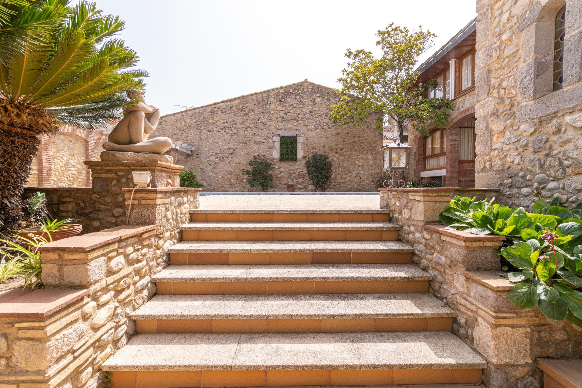 Tres increibles casas unidas por agradables patios y jardine - foto 3