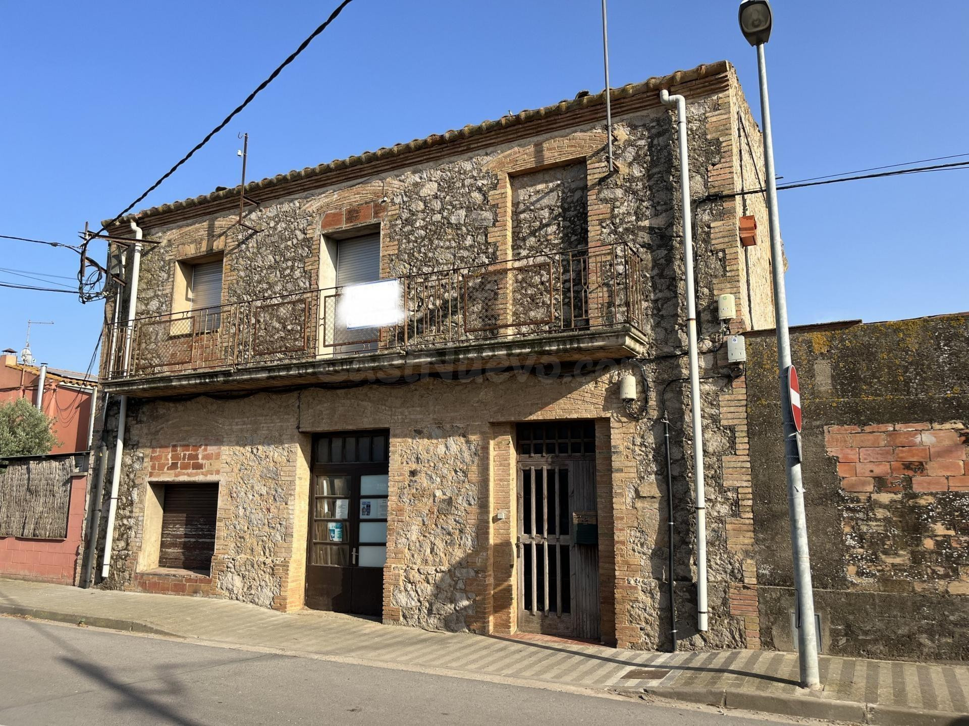 Casa para reformar con terrenos en venta en Vilamacolum, Alt Empordà.