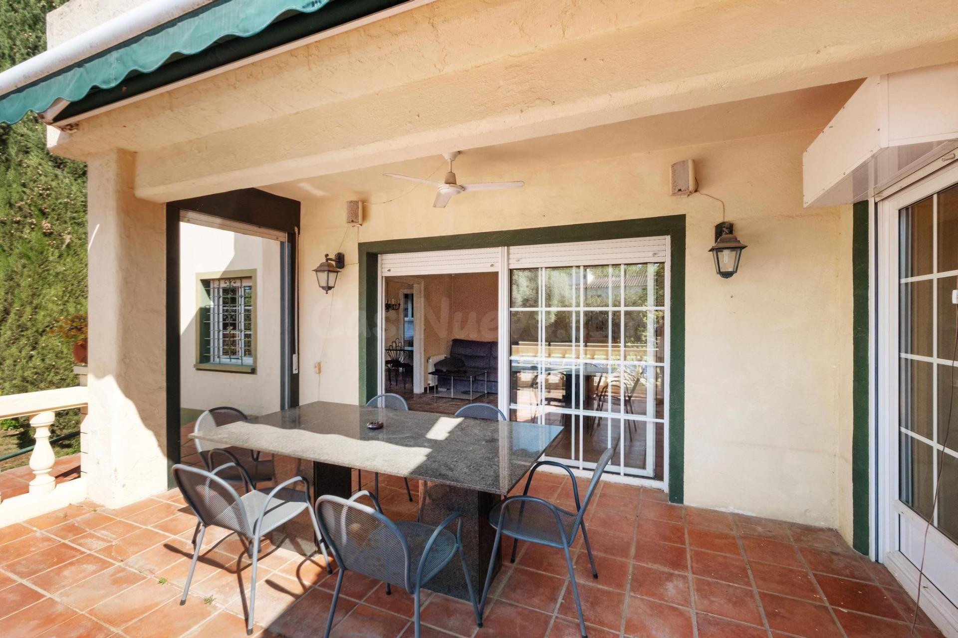 Villa con gran jardín de 1500m2 y piscina de 70m2 a 100m del - foto 3