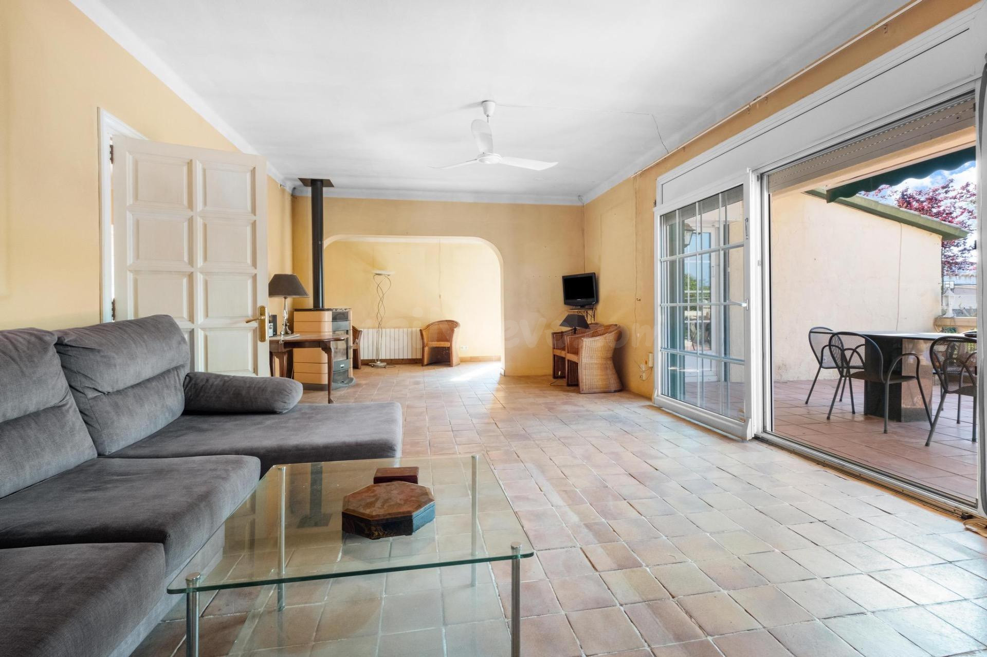 Villa con gran jardín de 1500m2 y piscina de 70m2 a 100m del - foto 4