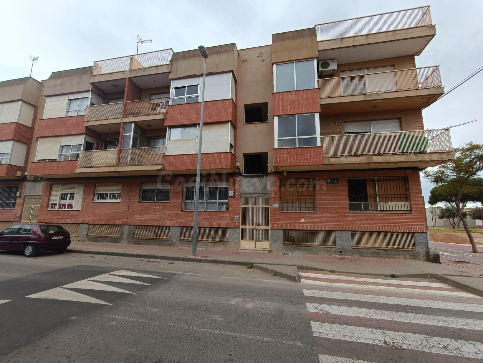 OPORTUNIDAD, SE VENDE COCHERA CERRADA EN EL CENTRO DE TORRE-PACHECO.