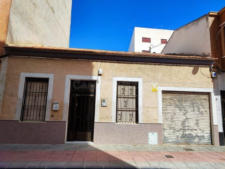 Se vende terreno para edificar con casa independiente