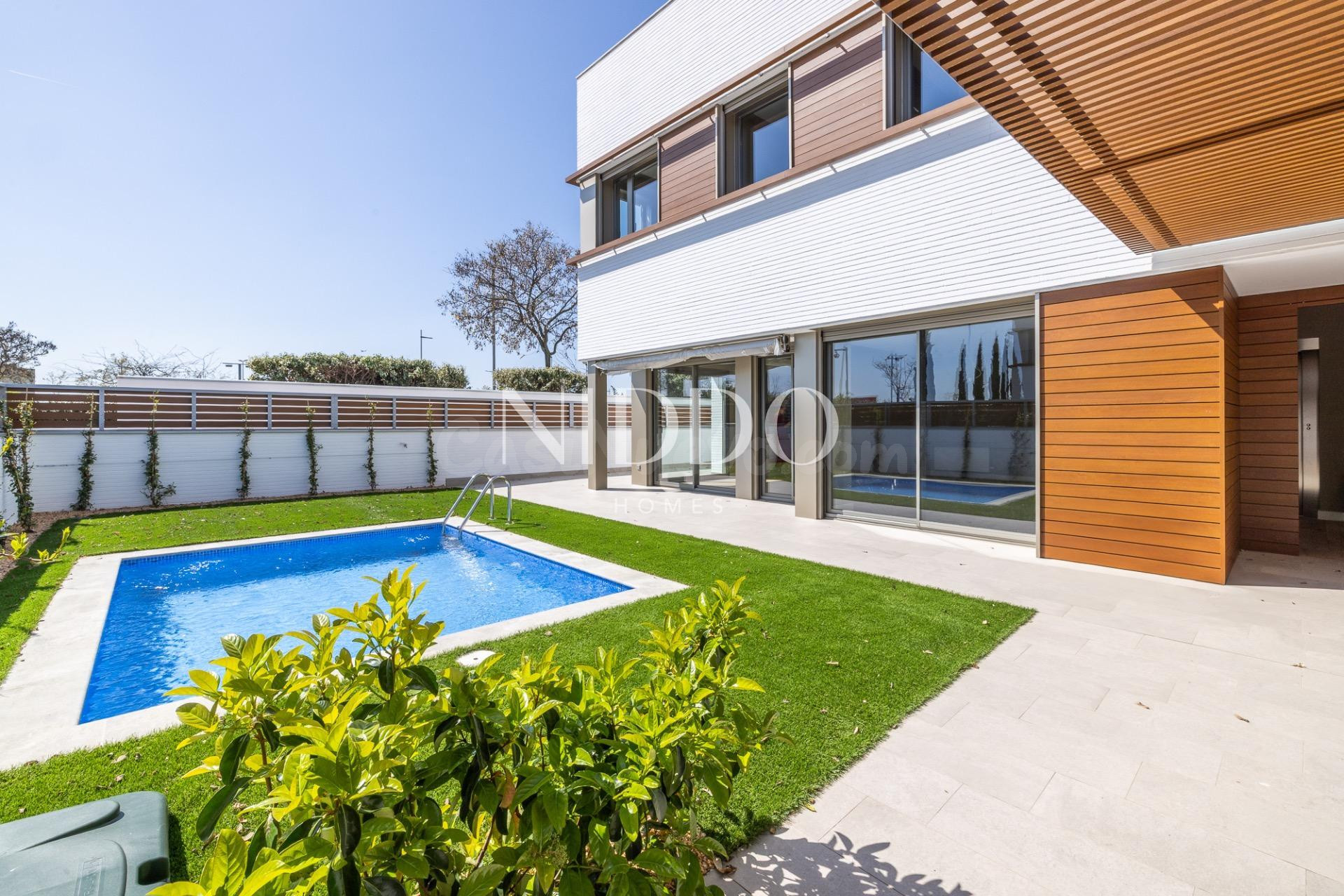 ESPECTACULAR CASA ESQUINERA EN CAN GAMBÚS
