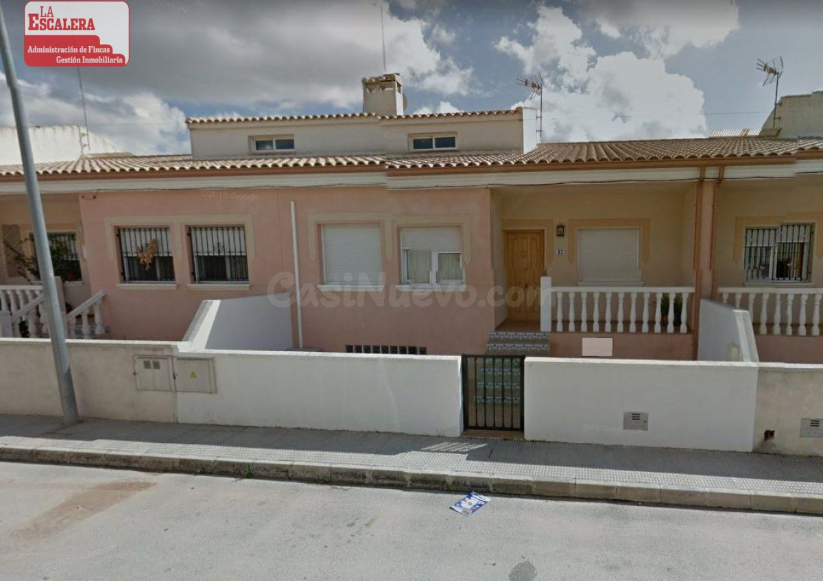 SE vende magnifica casa adosada de 257 m2, Algueña