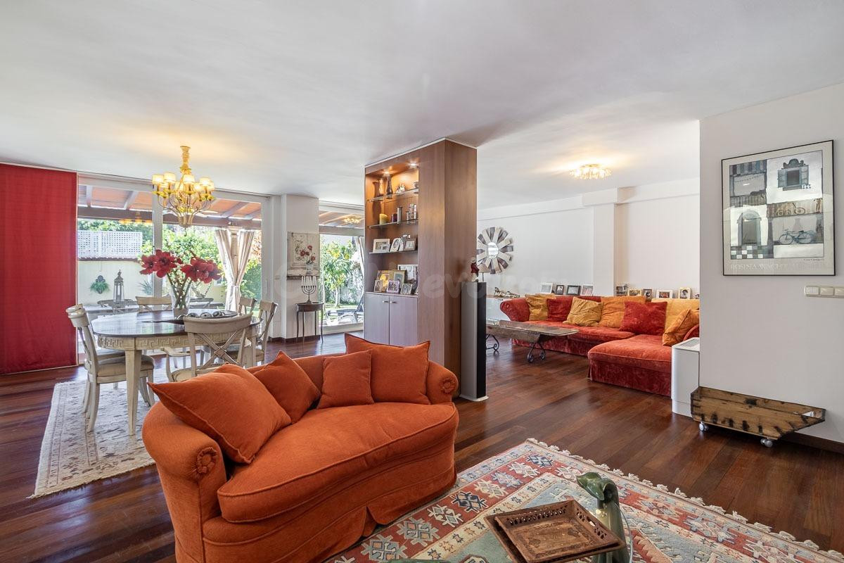 Espectacular casa en Bola de Oro / Serrallo