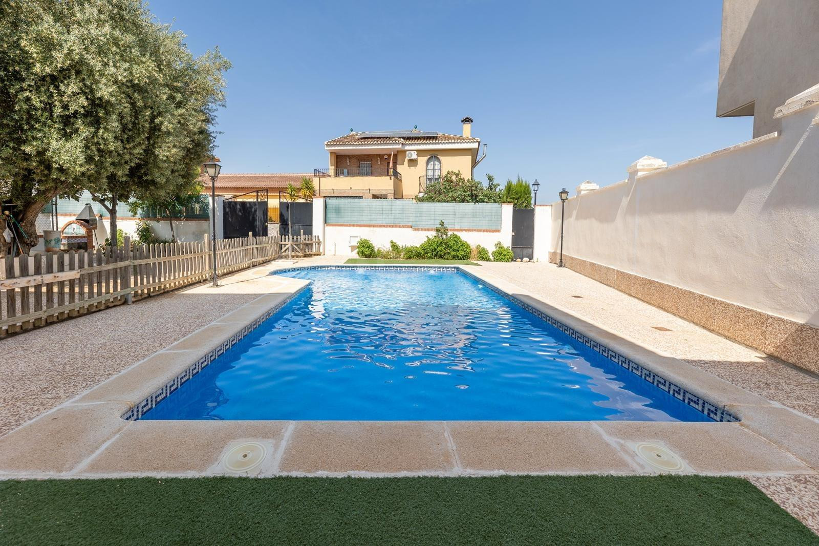 Amplio Chalet con piscina, pista deportiva y vistas en Ogíjares.