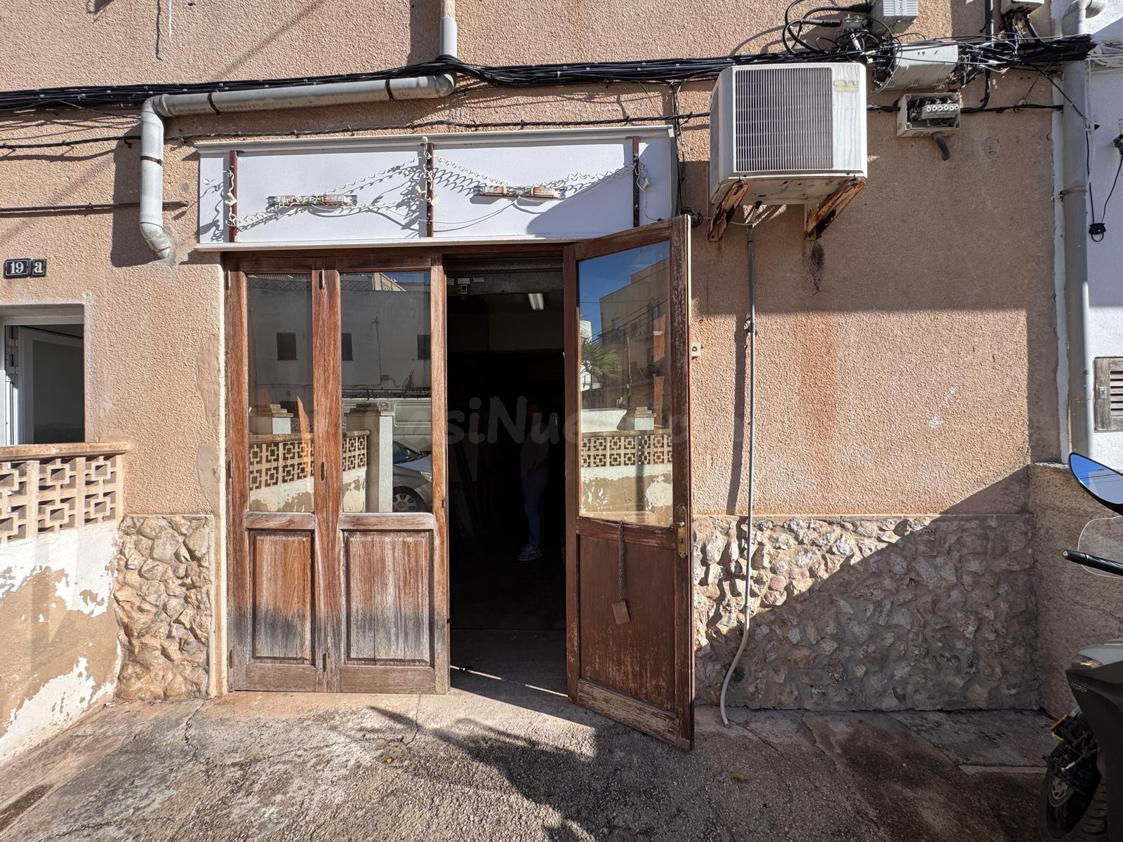 Local comercial con carpintería operativa y licencia vigente