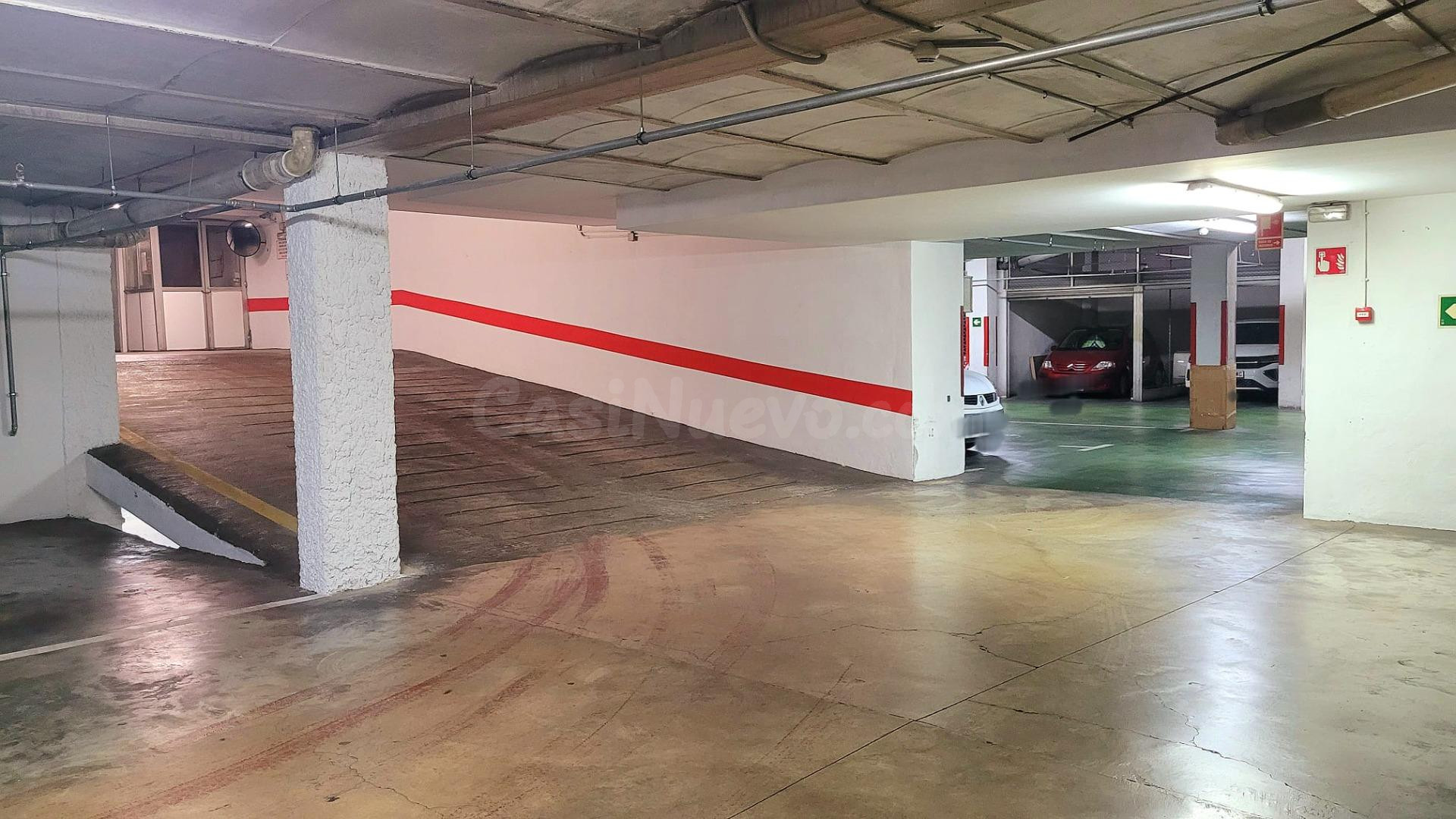 Amplio Garage en Reina Esclarmunda 4
