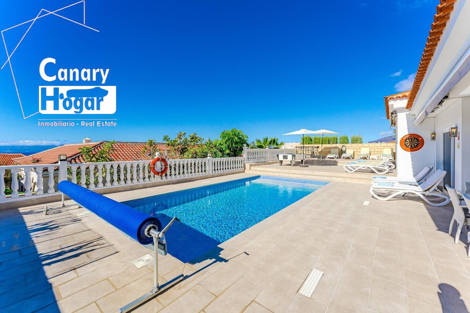Exclusiva villa de alto nivel ubicada en una de las zonas más valoradas del sur de Tenerife, con vistas abiertas al océano y a las montañas