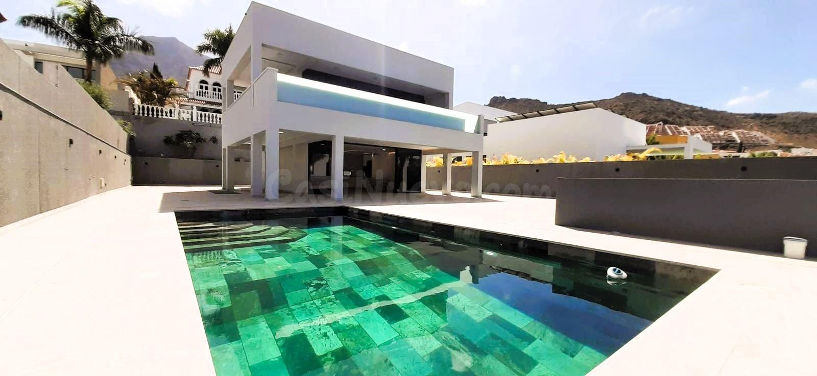 Magnífica Villa Moderna con Piscina Privada en Adeje