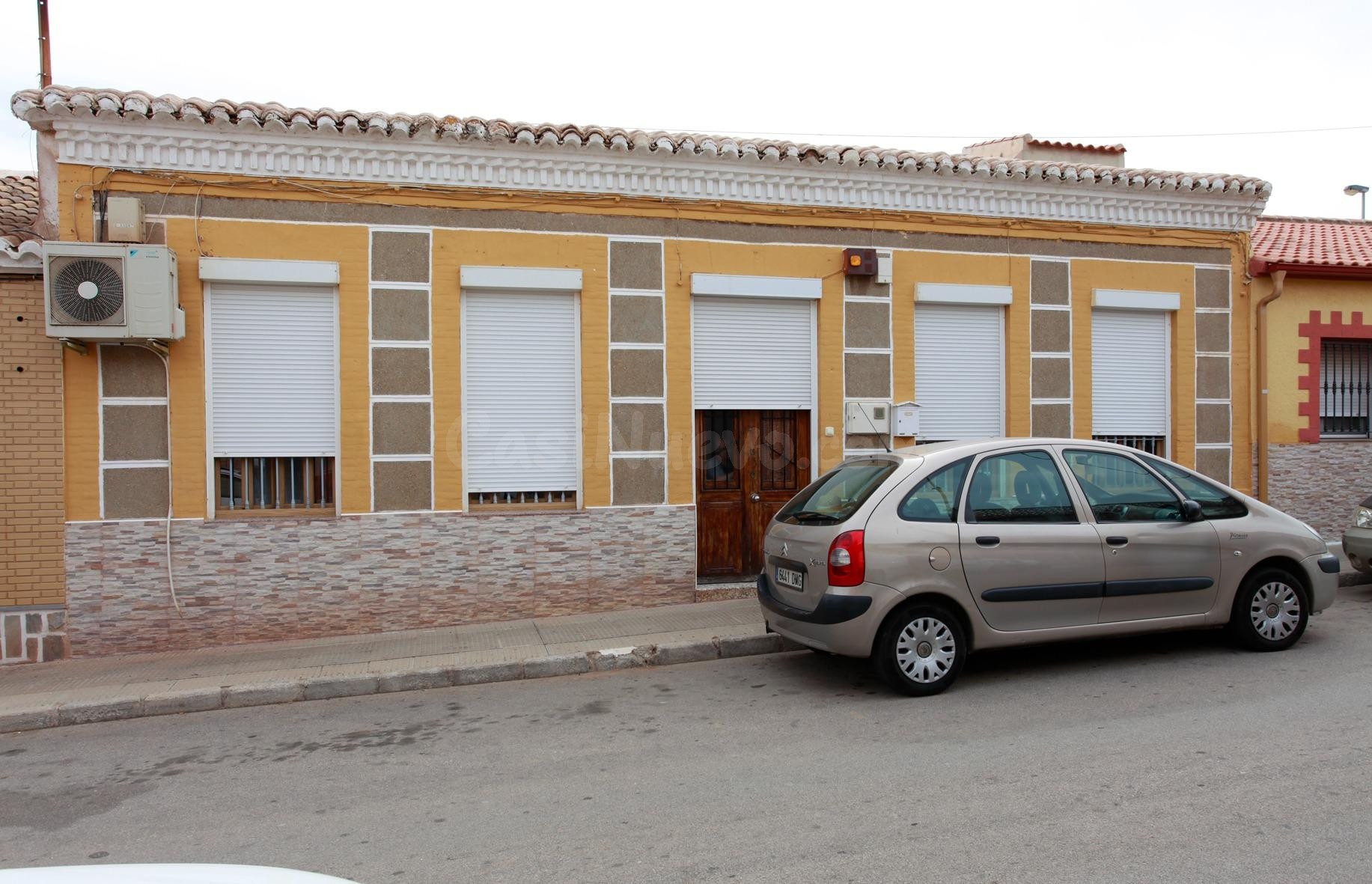 Casa con local comercial y 4 habitaciones + Garaje En Cartagena