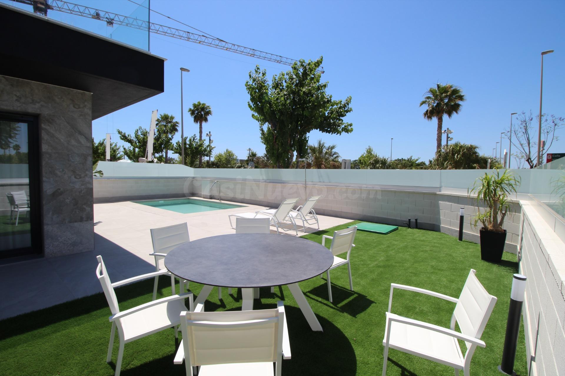 CASA – CHALET INDEPENDIENTE con piscina privada en PILAR DE LA HORADADA - ALICANTE