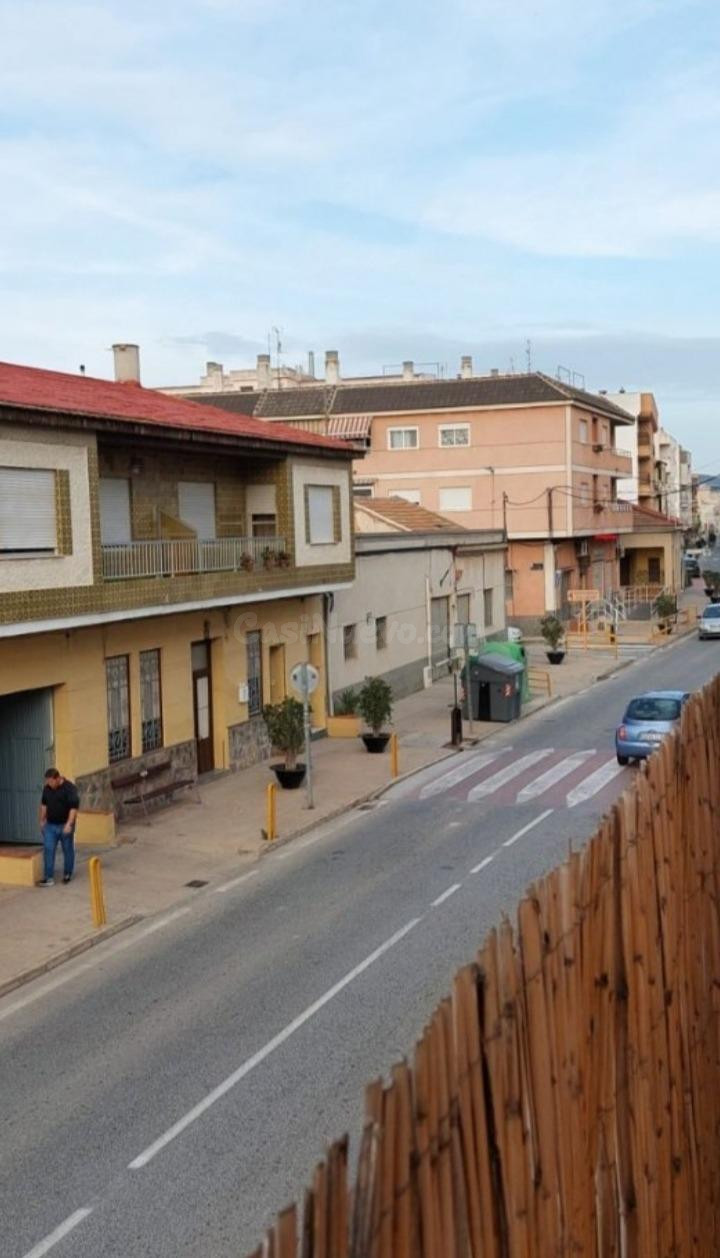 En venta gran casa de pueblo provista de bajo comercial .