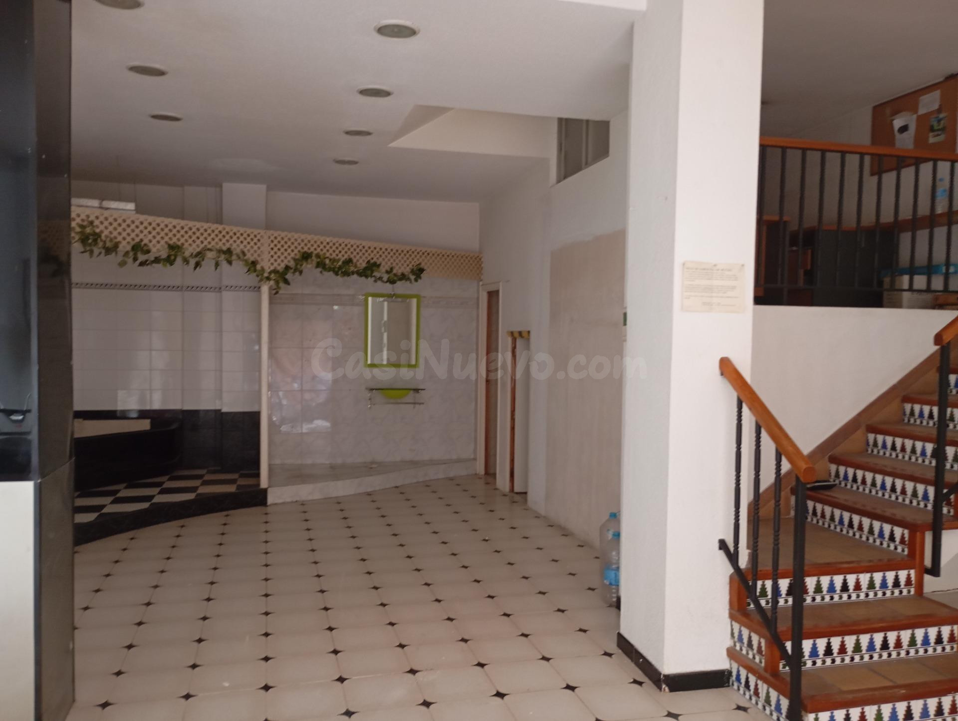 Se vende bajo comercial en barrio del Infante don Juan Manuel.