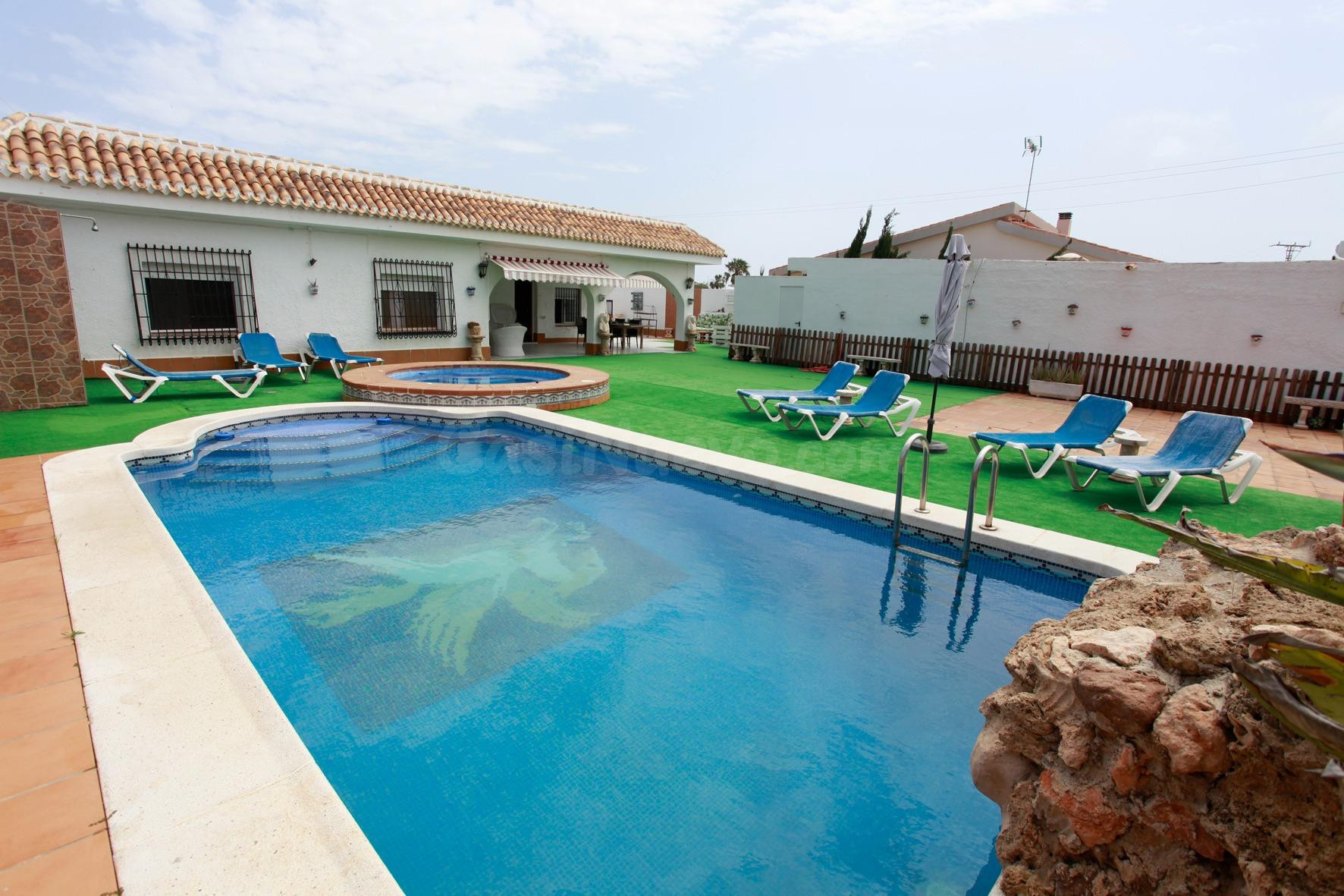 Chalet con 3 viviendas de 3 habitaciones cada una, y una de ellas con piscina