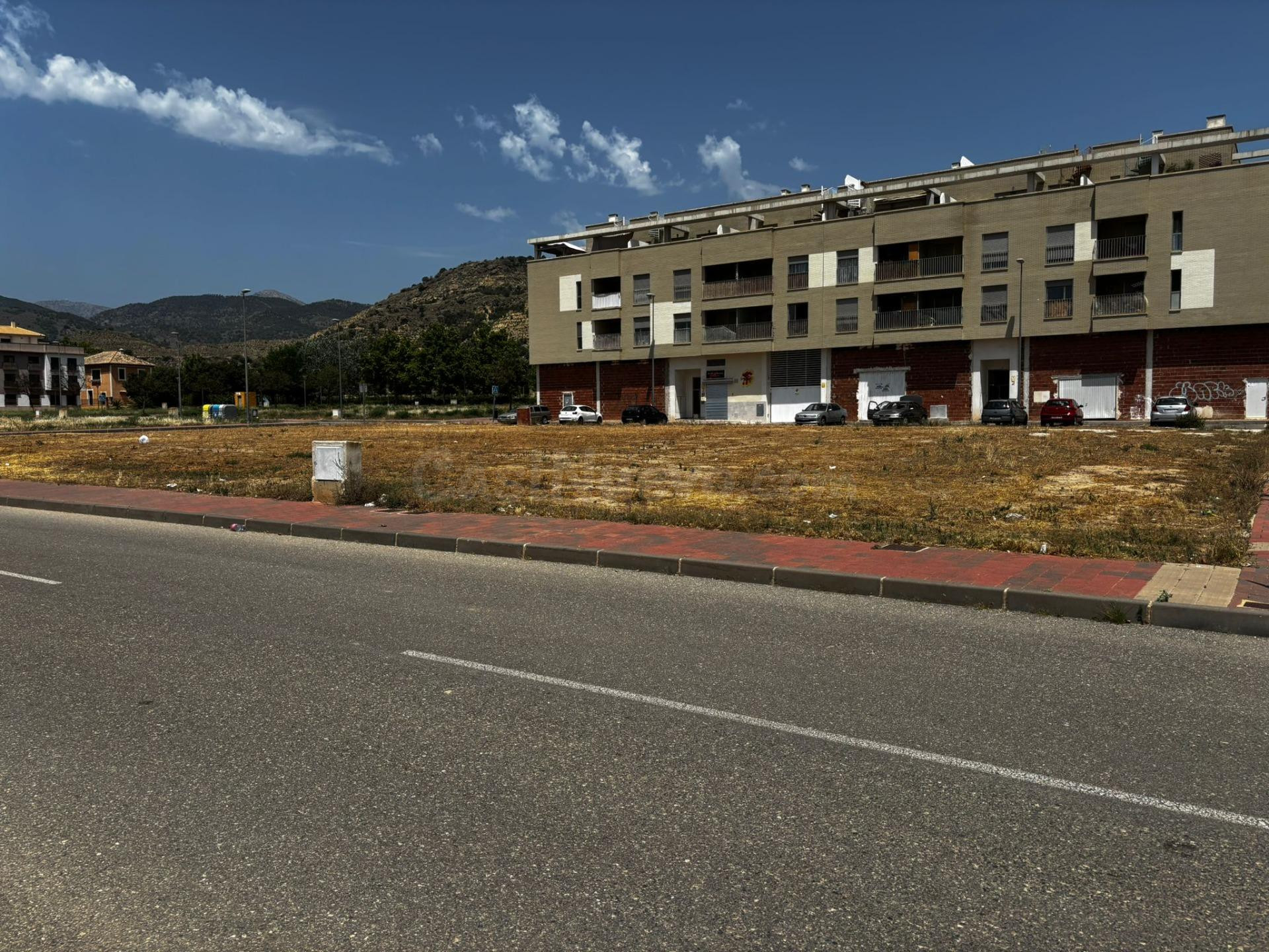 Amplio Solar en Alhama de Murcia: Oportunidad Única para Inversores