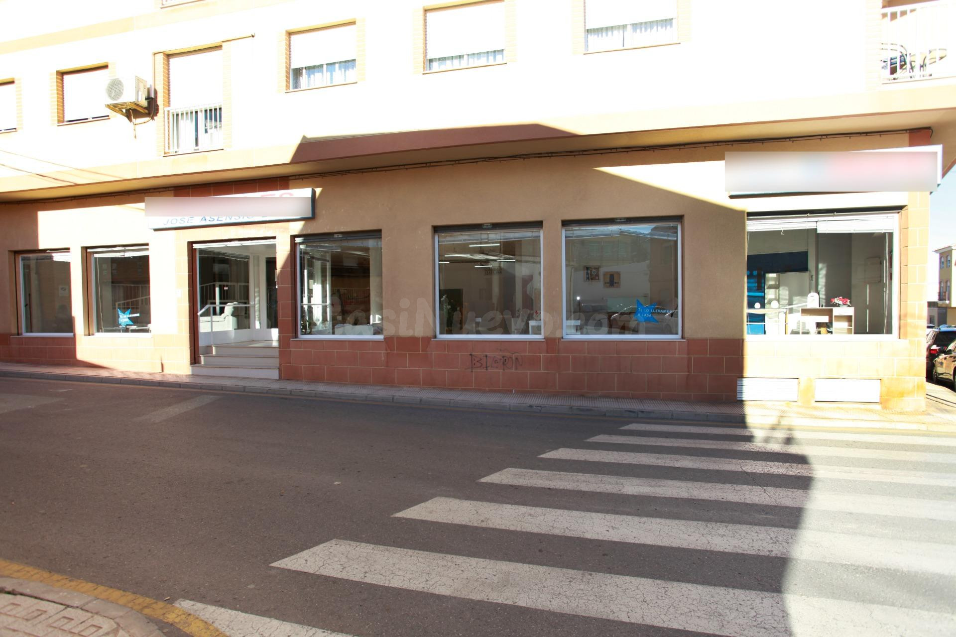Local comercial con 6 plazas de garaje, con posibilidad de cambio de uso, 584 metros a 3 calles