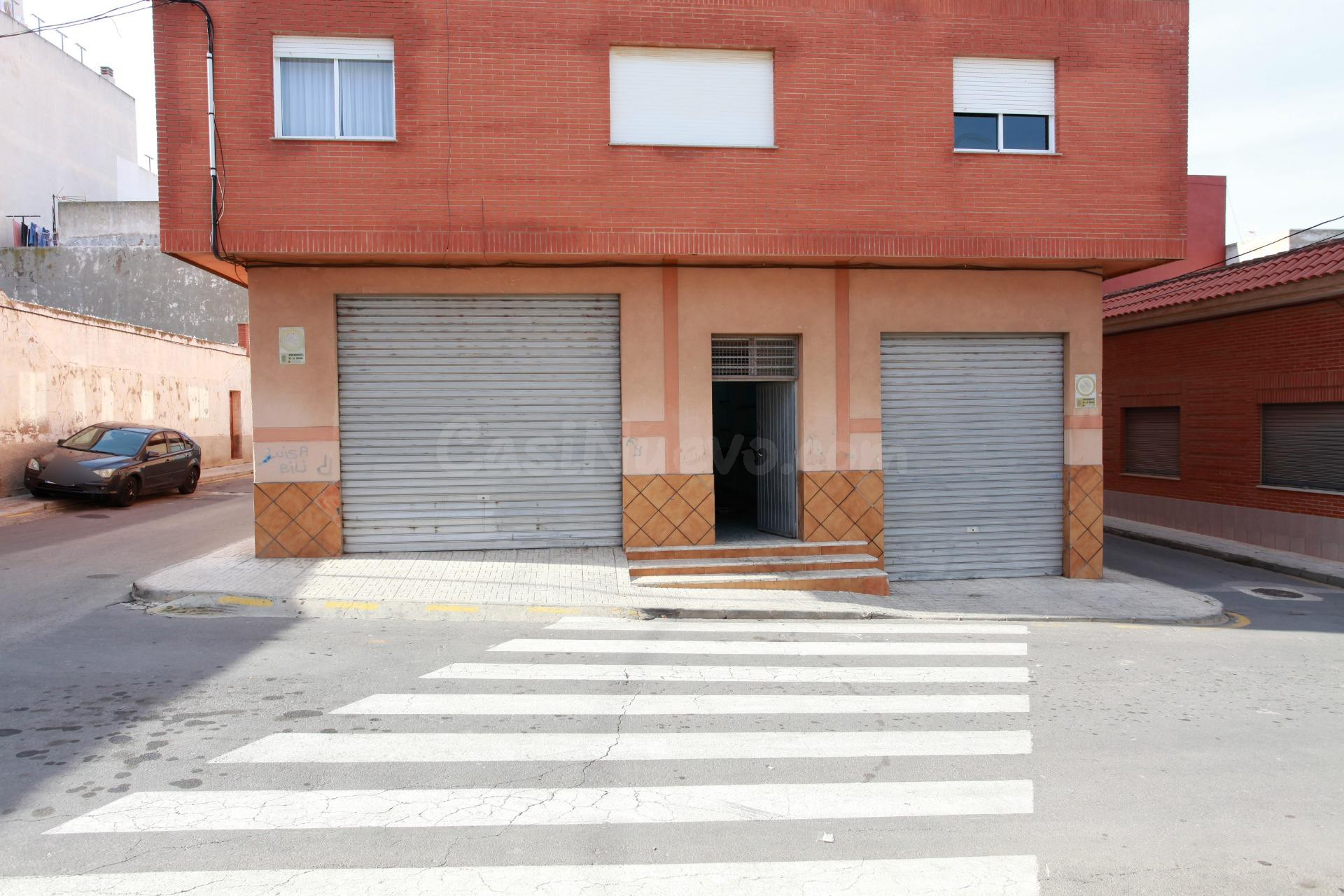 Bajo comercial en esquina para cambio de uso y garaje en sótano