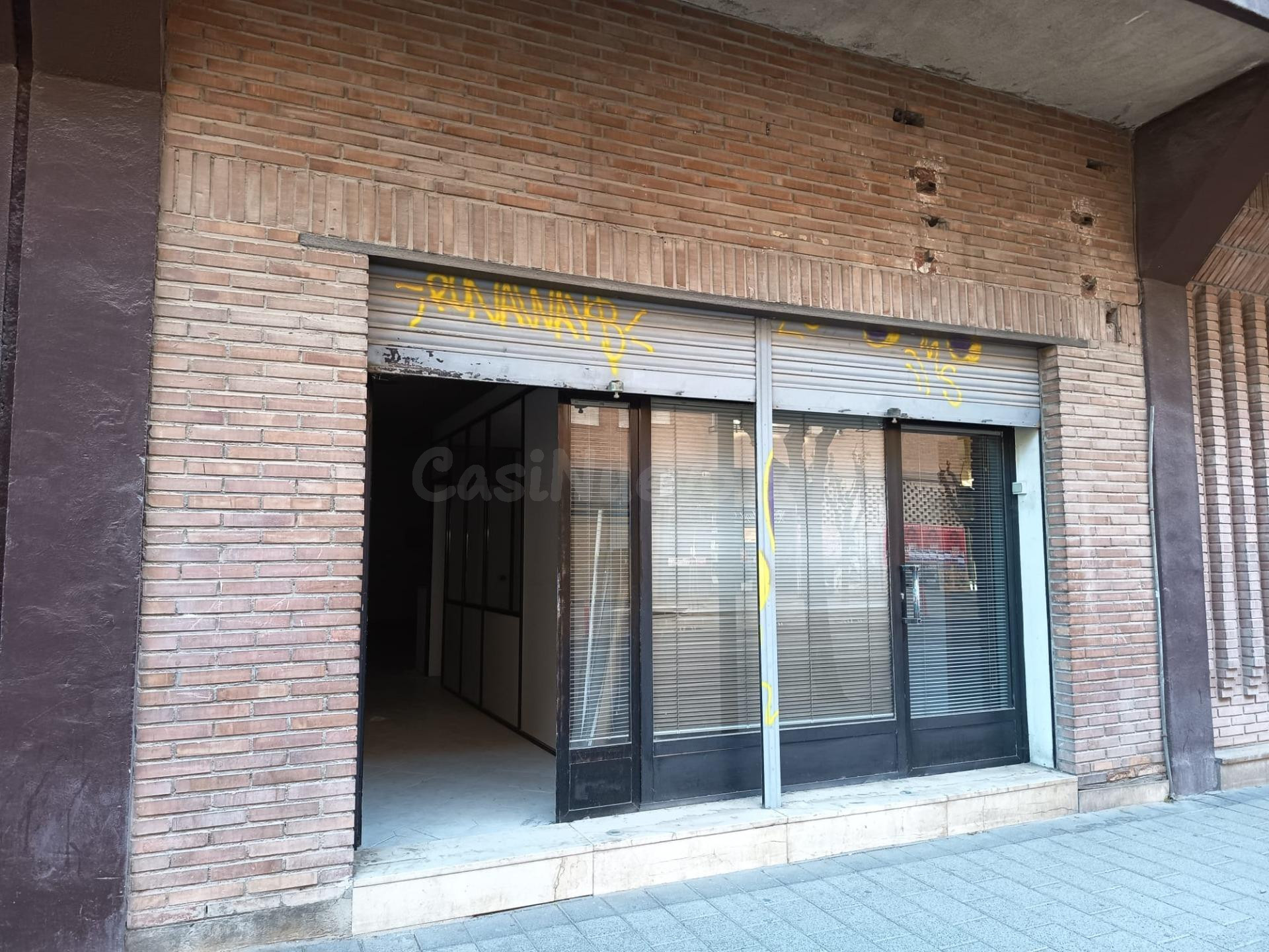 Amplio Local Comercial en el Corazón del Barrio del Carmen, Murcia