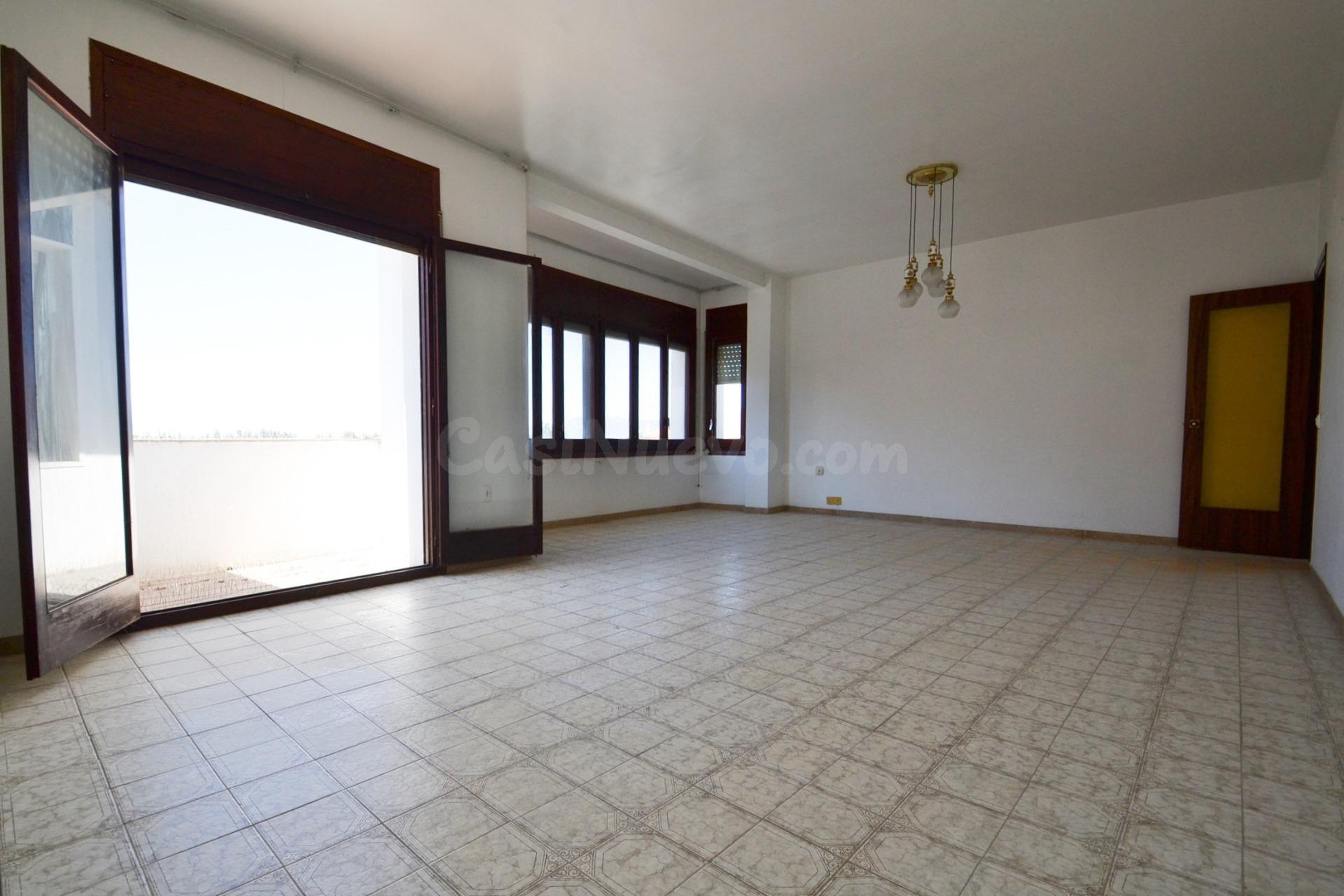 Amplio Piso en Segunda Planta con Garaje en Venta