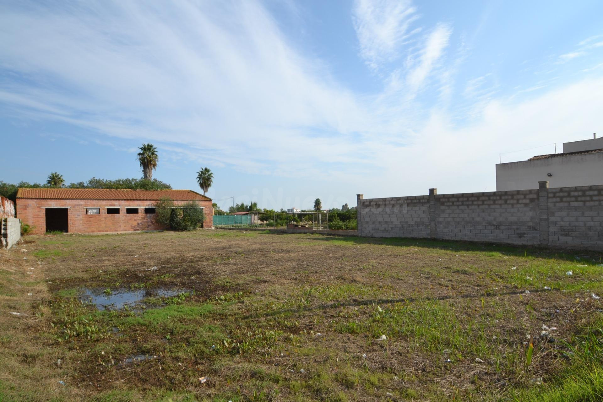 Solar en venta de 890 m2 con proyecto de vivienda en el centro de Deltebre