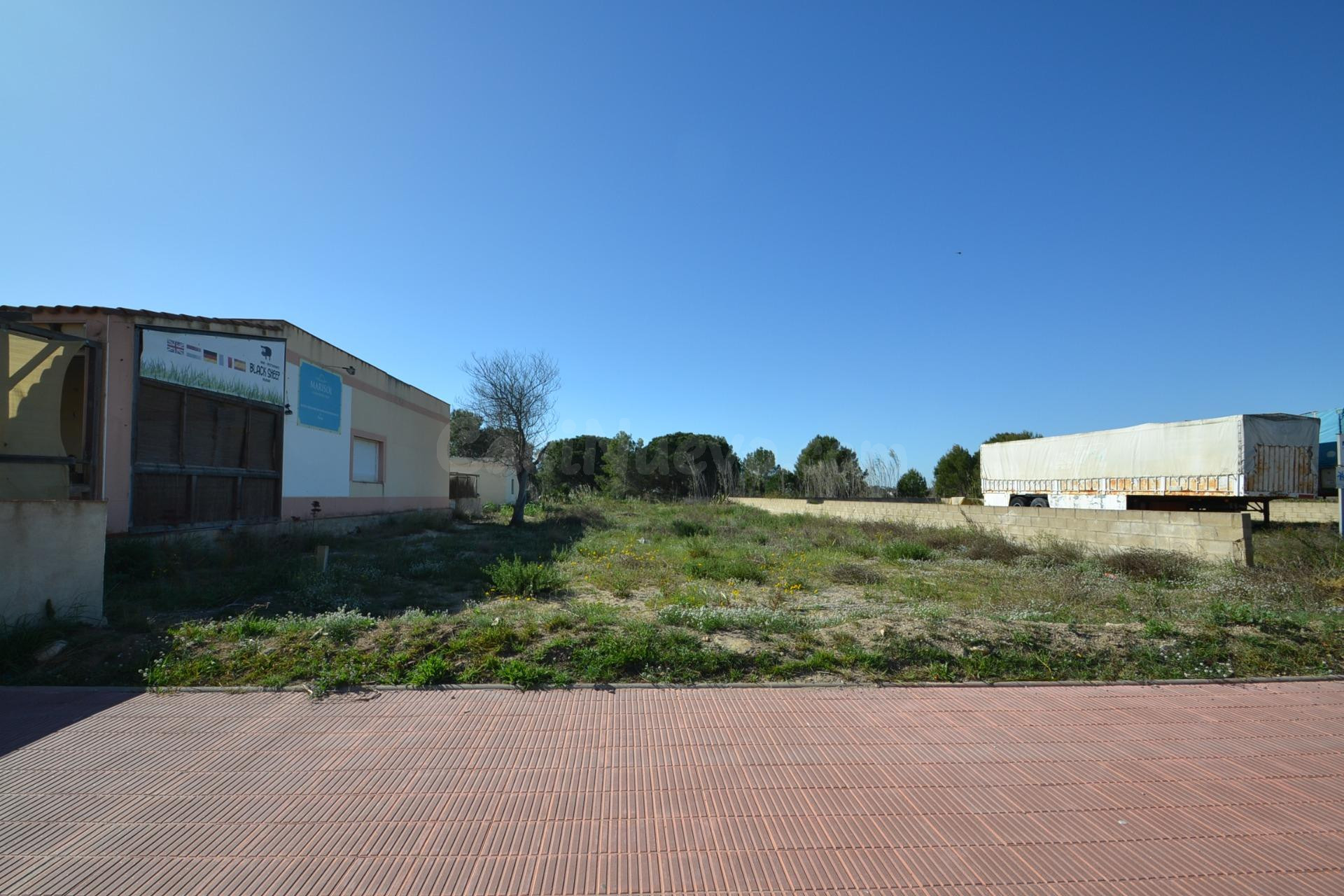 Terreno urbano de 600 m2 en venta en la urbanización Riumar