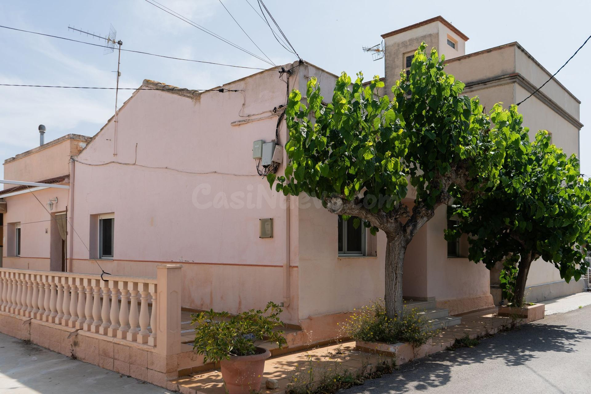 Casa en Deltebre (Jesus y Maria), con amplio terreno, almacenes y zona de huerto