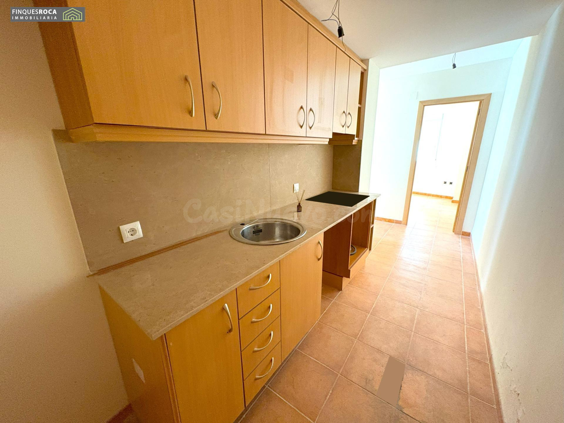 Apartamento Nuevo a Estrenar, Centrico de 1 Dormitorio, Baño, Cocina-Comedor-Estar y Piscina Comunitaria a 150 m de la Playa en Las Casas de Alcanar.