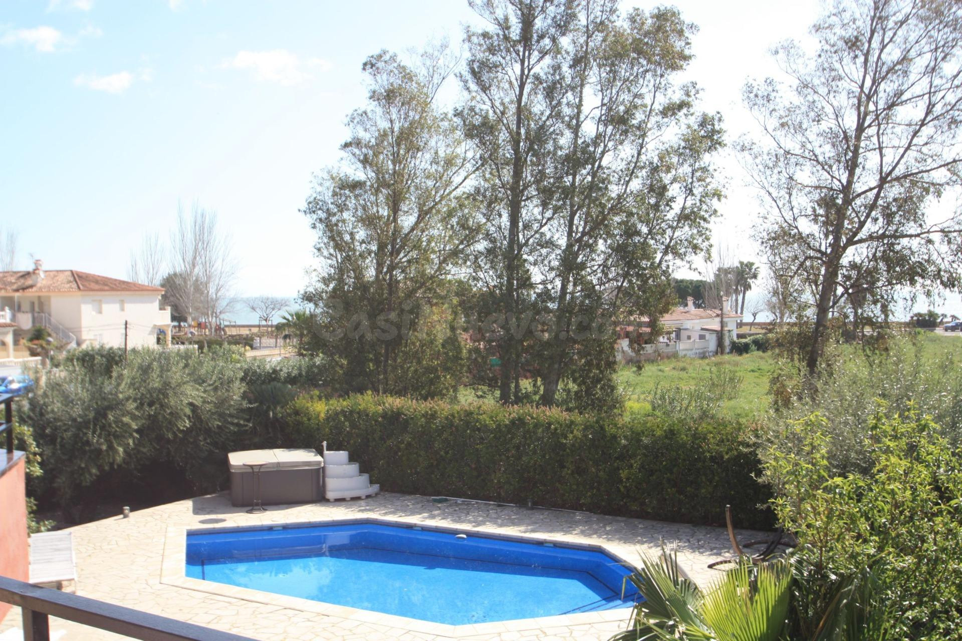 Bonito chalet frente al mar en L'Ampolla con piscina privada.