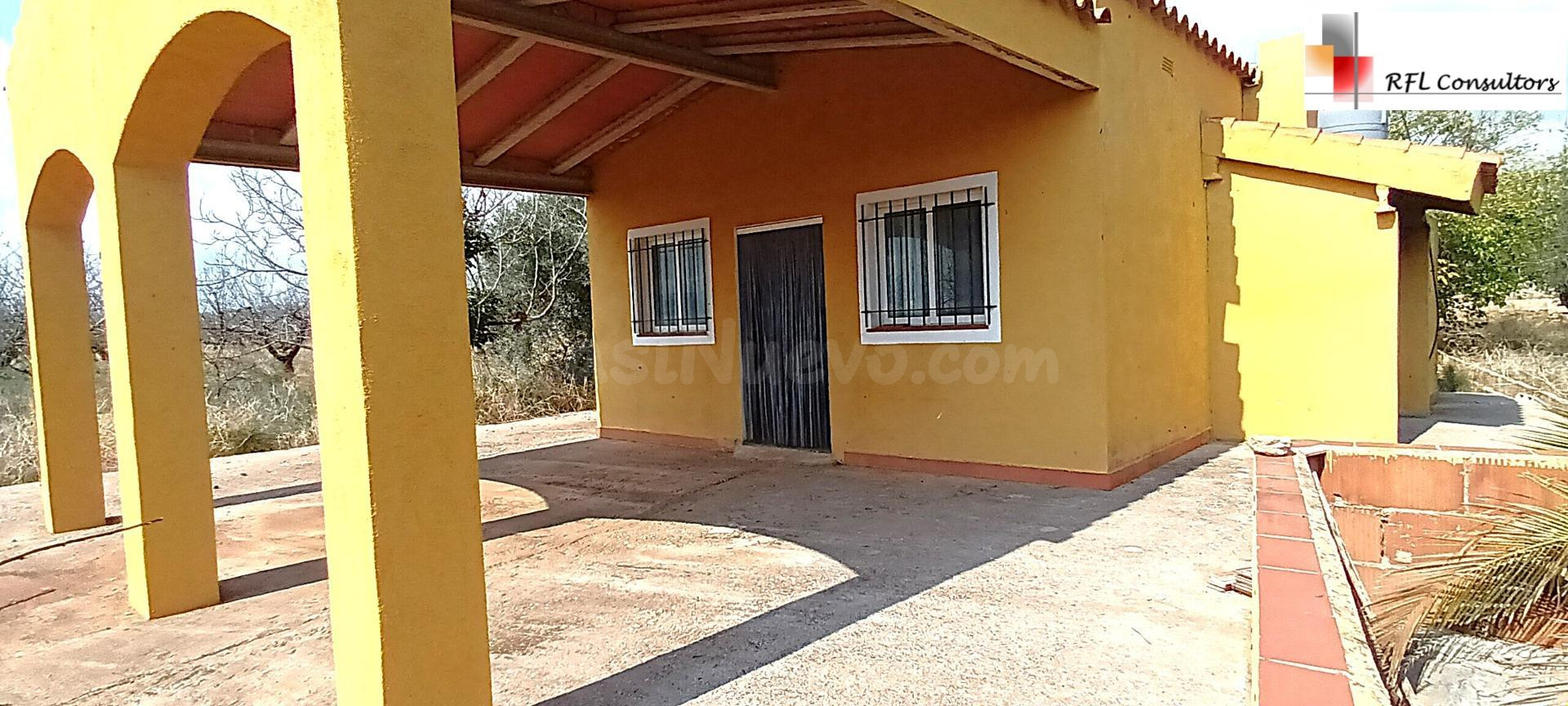 GRAN PARCELA CON VIVIENDA CERCA DEL MAR