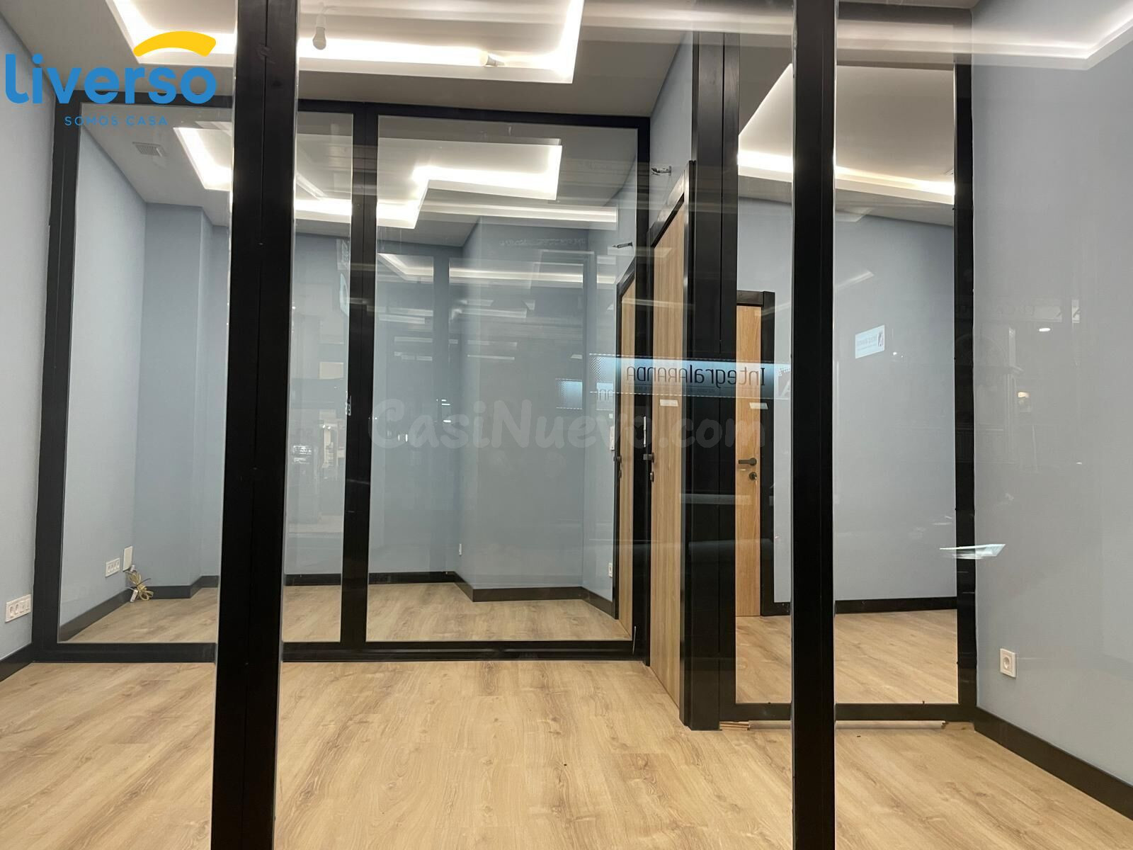 Local con 3 oficinas acristaladas totalmente reformado y un sótano con espacio diáfano.