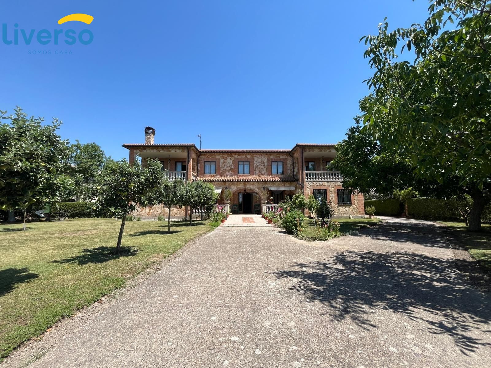 Espectacular Chalet de Lujo con Extensa Parcela y Servicios Exclusivos a tu Alcance en Los Balbases.