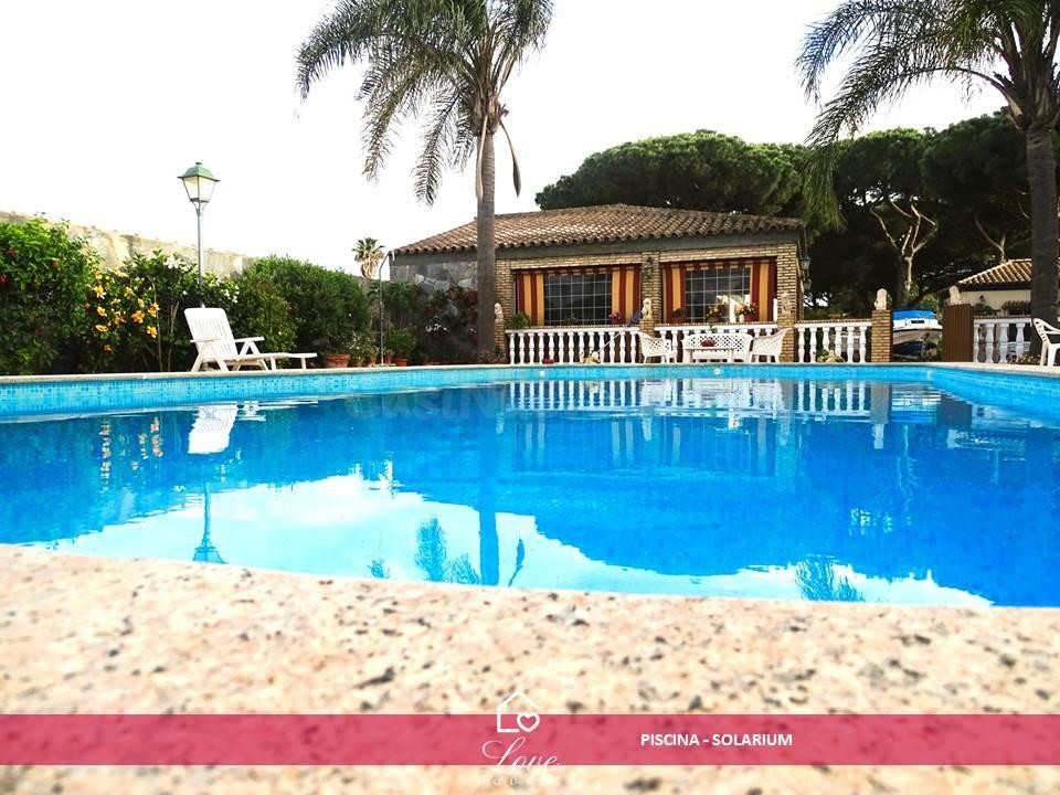 CHALET EN PARCELA SEGRAGADA CON PISCINA - ZONA LAS VEGETAS – CHICLANA DE LA FRONTERA