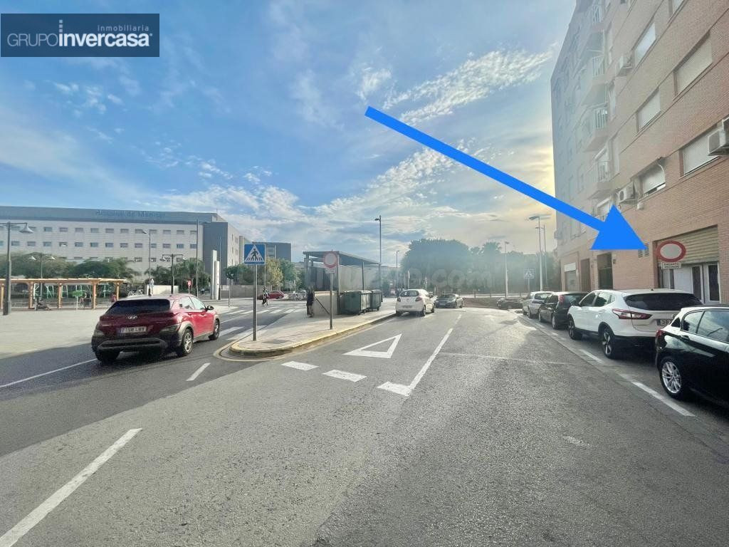 Local comercial con 2 puertas de acceso a diferentes calles frente al Hospital de Manises