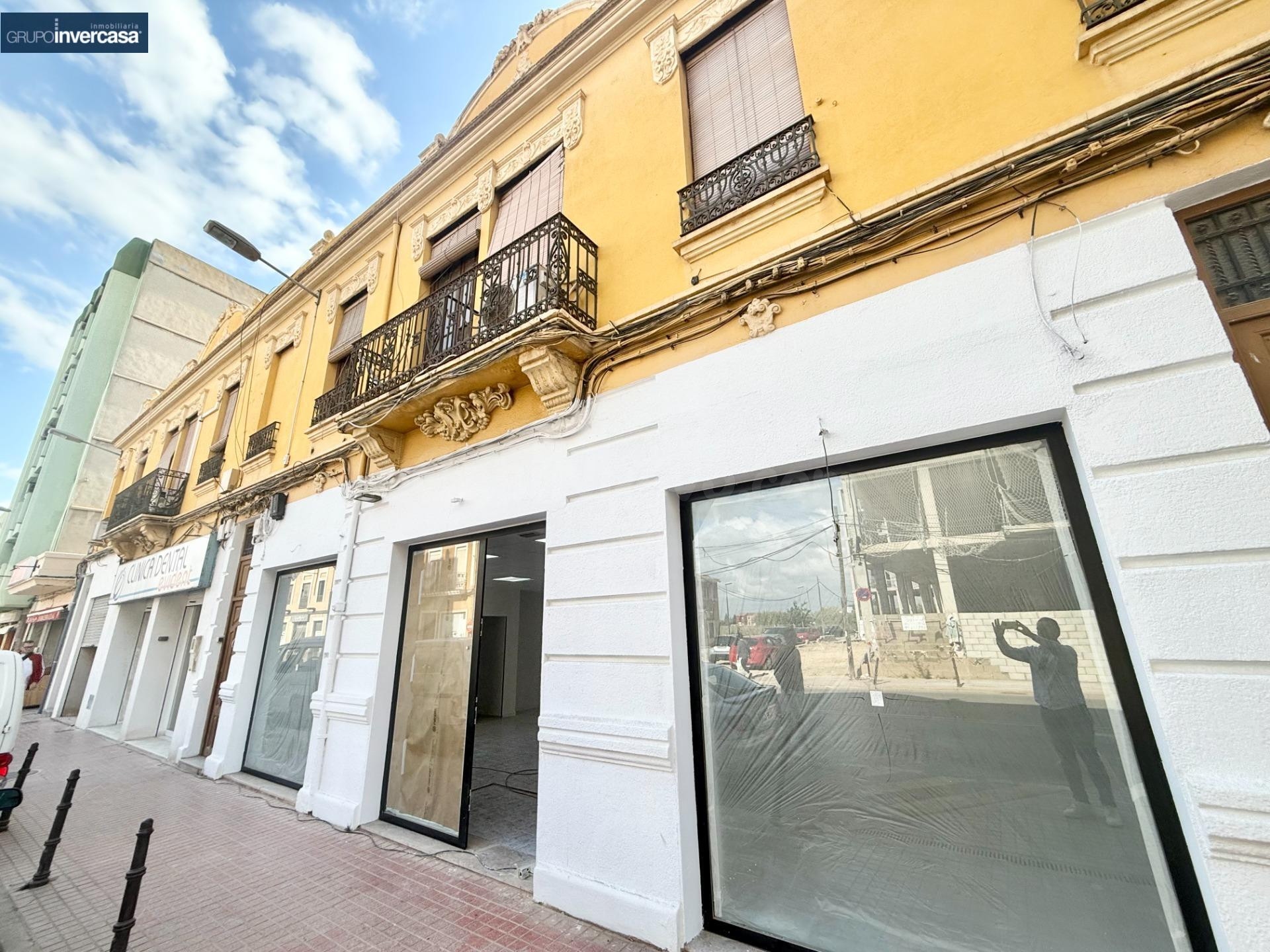 Local comercial reformado de 274m2 en edificio modernista en zona Menendez y Pelayo de Alfafar.