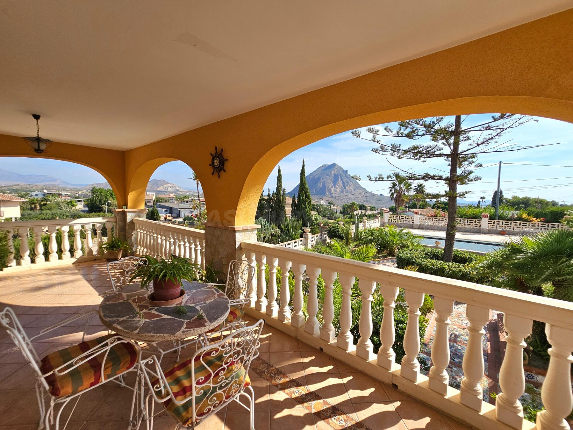 IMPRESIONANTE CHALET EN REBOLLEDO!! A 6 min de Alicante ciudad
